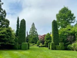 Zahrady cechovní síně East Hamptonu jako umělecká událost představují krásné pole soukromých zahrad