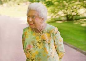 Die Königin hat diese Änderung gerade in den Gärten des Buckingham Palace vorgenommen, nachdem David Attenborough Rat gegeben hatte