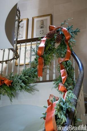 vánoční věnec z Charlotte Moss na schodišti