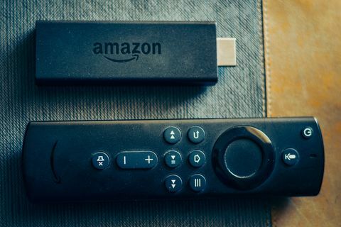 „Amazon Fire Stick“ televizoriaus nuotolinio valdymo pultas rankoje