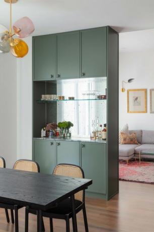 grønt køkken og bar, marmor bordplade