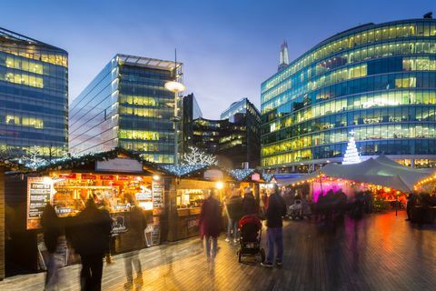 Julmarknad, The Scoop och toppen av The Shard, South Bank, London, England, Storbritannien, Europa