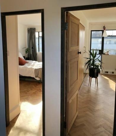 Kilátás a nappaliba és a hálószobába egy modernista apartmanban, London, Egyesült Királyság
