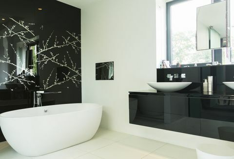 Moderni musta kylpyhuone