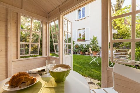 Table de petit déjeuner dans un abri de jardin