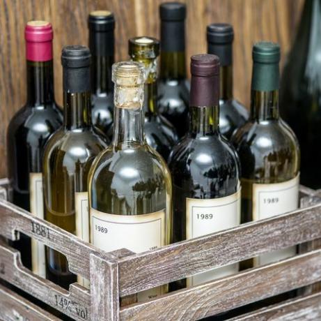Velhas garrafas de vinho em uma caixa de madeira.