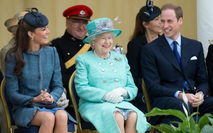 a rainha elizabeth ii e o duque e a duquesa de cambridge visitam East Midlands