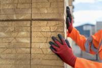 कैसे लकड़ी की कमी गृहस्वामियों को प्रभावित कर रही है