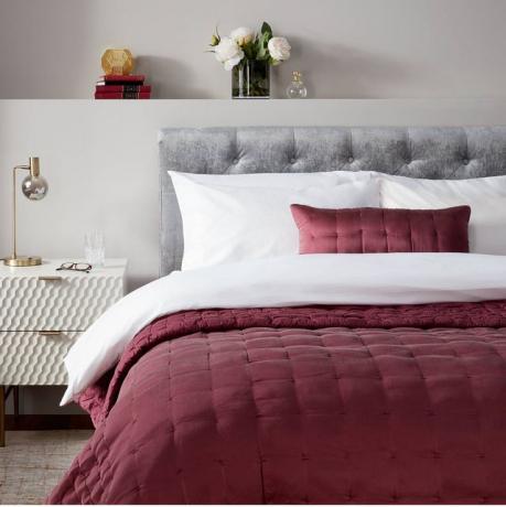 John Lewis вишнево-червена копринена покривка за легло