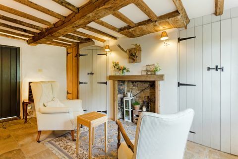 통나무 버너와 나무 바닥이 있는 거실 - Oxfordshire에서 판매되는 주택