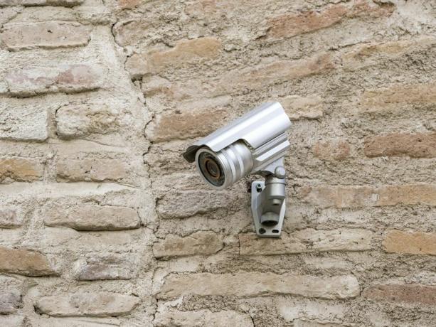 cámara de seguridad en una antigua pared de ladrillos