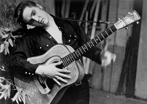 Portrait d'Elvis Presley avec une guitare acoustique