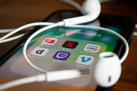 iPhone 7 își arată ecranul cu Netflix și alte aplicații de streaming video.