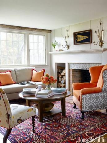 Narančaste stolice na imanju
