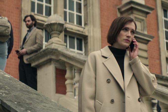 you l to r penn badgley as joe, charlotte Ritchie as kate in 에피소드 401 of you cr 호의: netflix © 2022