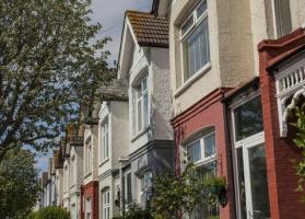 Državna dajatev UK ukinjena za domove pod 500 tisoč funtov