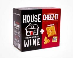 Cheez-It's Dual Box се предлага с домашно червено вино и крекери