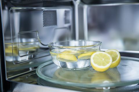 un metodo di pulizia in un forno a microonde con acqua e limone