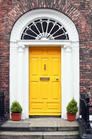 κίτρινη μπροστινή πόρτα