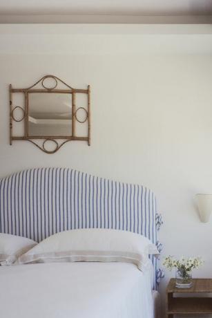 kamar tidur dengan sandaran kepala biru
