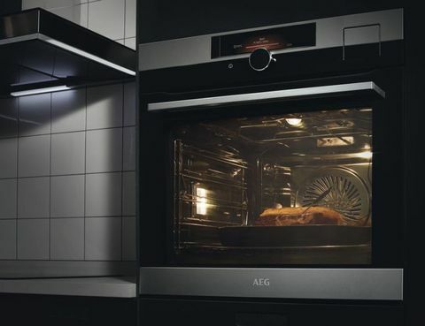 Il nuovo forno elettrico Sensecook Pyro BPK842720M di AEG, £ 1.049, ha un innovativo sensore alimentare per un controllo accurato
