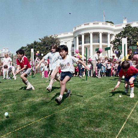 イースターエッグレースのホワイトハウス芝生の子供たち