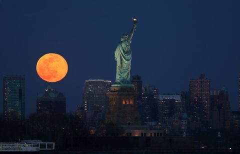 Super červí mesiac vychádza v New Yorku