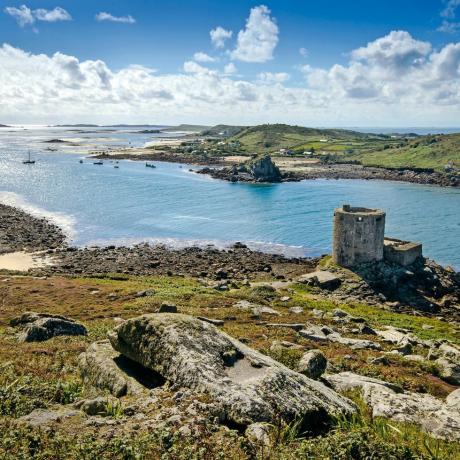 2013 年 10 月 3 日に撮影された、シリー諸島のトレスコの海岸線を見渡せる、知られている 17 世紀の砦 クロムウェルの城が前景に見えるようにジェームス・パターソン・フォト・マガジンによる写真はgetty経由の未来 画像