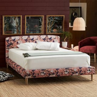 Vintage ziedu platformas gulta
