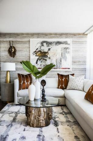 sufragerie, canapea albă, măsuță de cafea din lemn, plante