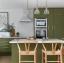 Cucina grigia trasformata con mobili pre-amati verdi