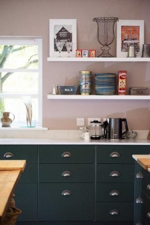 Küche mit hellrosa Wänden