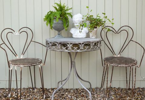 Nábytek, stůl, květináč, šedá, váza, koncový stůl, pokojová rostlina, přírodní materiál, stříbro, bylina, 