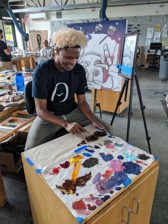 Schüler malen im Kunstatelier