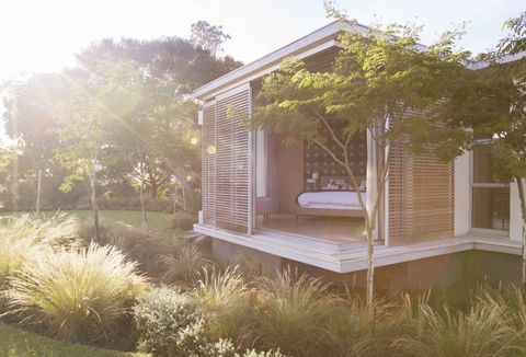 Patio soleado y sala de jardín moderna