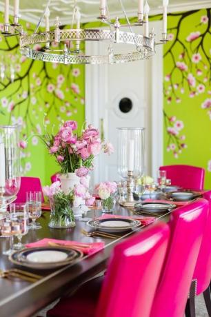 eetkamer, groene muren, roze stoelen