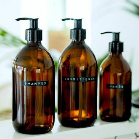 Budget kleine Badezimmerideen, nachfüllbare Braunglasflasche mit personalisiertem Etiketten-Pumpspender