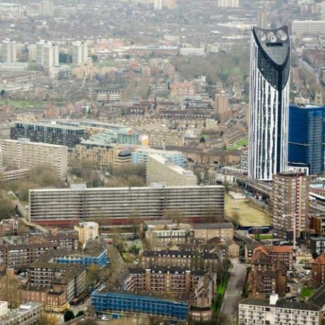 サザークのエレファントアンドキャッスルエリアにあるヘイゲートエステートとストラタタワーの高層ビルからの眺め、ロンドンこのエリアはロンドンの奪われた部分です
