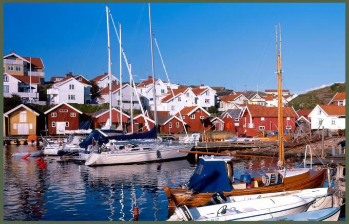 ruotsalainen kesämökki, punavalkoinen mökki, talo meren rannalla