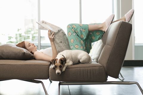 жінка розслабляється з собакою