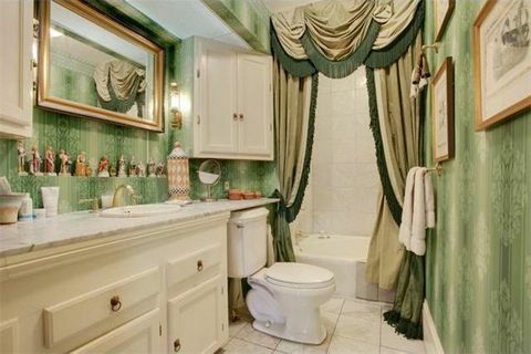 חדר, גוף אינסטלציה, ירוק, רצפה, עיצוב פנים, נכס, כיור אמבטיה, ריצוף, קיר, ארון אמבטיה, 