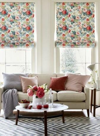 Letní dekorační schéma květinového obývacího pokoje, dům krásný