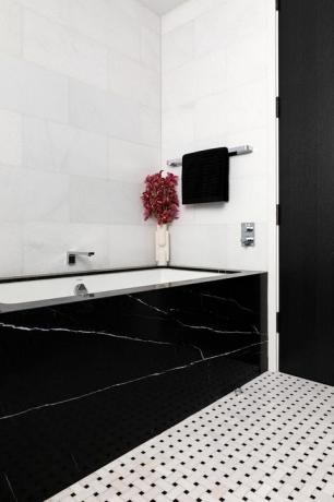 검은색 대리석 욕조, 흰색 및 검은색 정사각형 타일