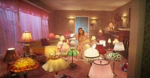 stuen fra selena gomez's " de una vez" musikvideo, som er fyldt med lamper i tiffany -stil