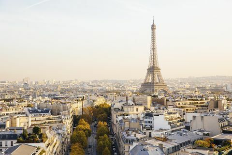 Povišan pogled na Eifflov stolp in obzorje Pariza ob sončnem zahodu, Francija