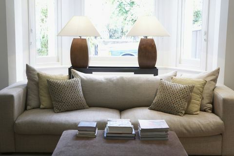 Vardagsrum med soffa och soffbord