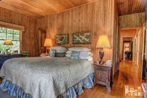 Дърво, легло, стая, интериорен дизайн, под, твърда дървесина, имот, текстил, спалня, спално бельо, 