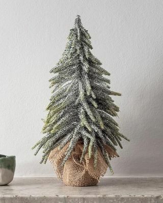 Besneeuwde mini-kerstboom