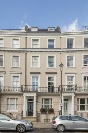 Cantina segreta con scala a chiocciola in una proprietà classificata di II grado a Notting Hill