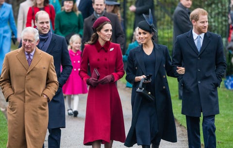 de koninklijke familie gaat op eerste kerstdag naar de kerk